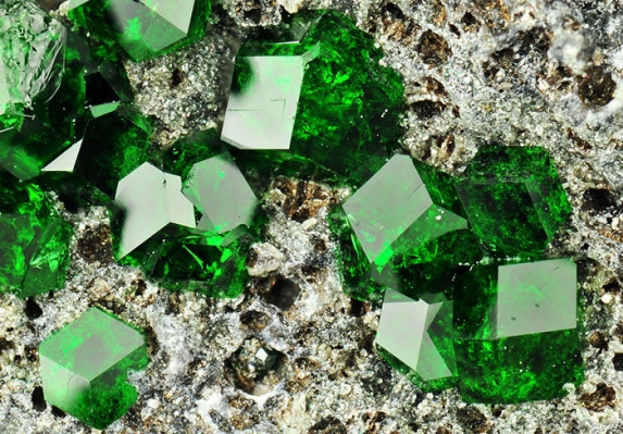 Зеленый минерал уваровит фото